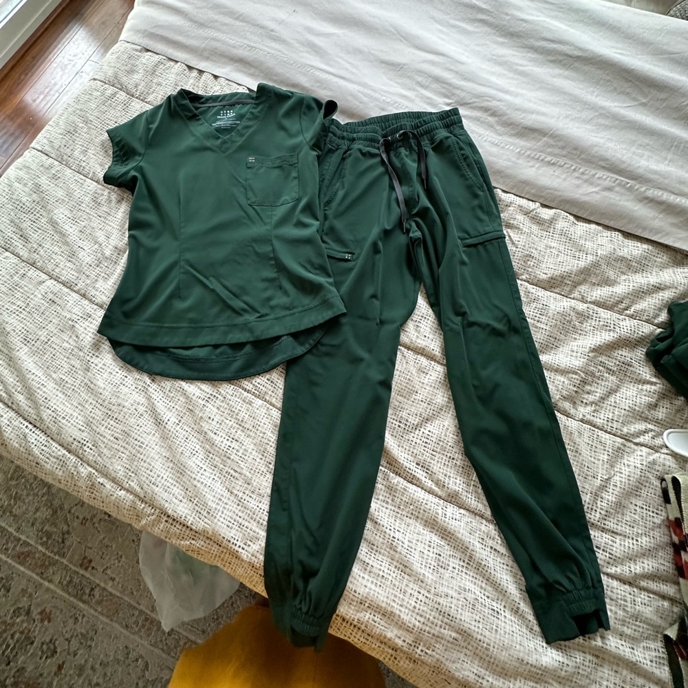 Scrub set